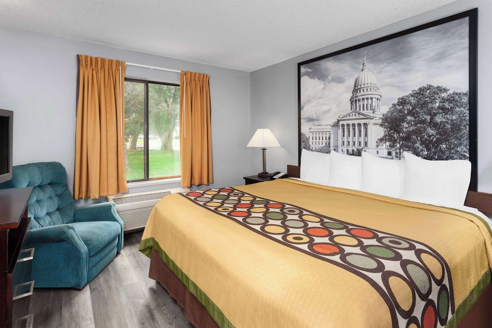 Deluxe Room, 1 King Bed, Non Smoking photo 2