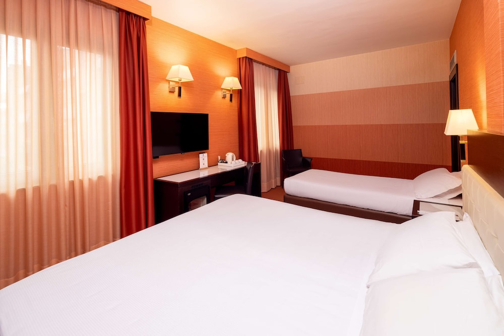 Standard Room, Multiple Beds - Photo 4