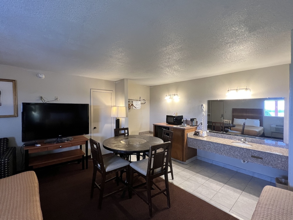 Room, Multiple Beds, Non Smoking (3 Double Beds Deluxe) photo 2
