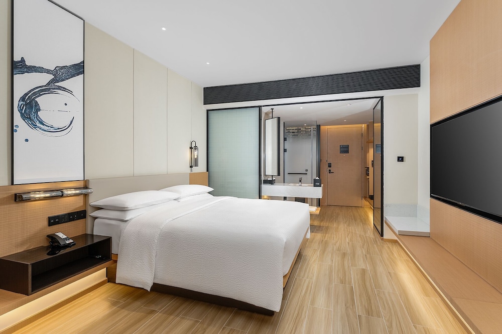 Superior Room, 1 King Bed, City View