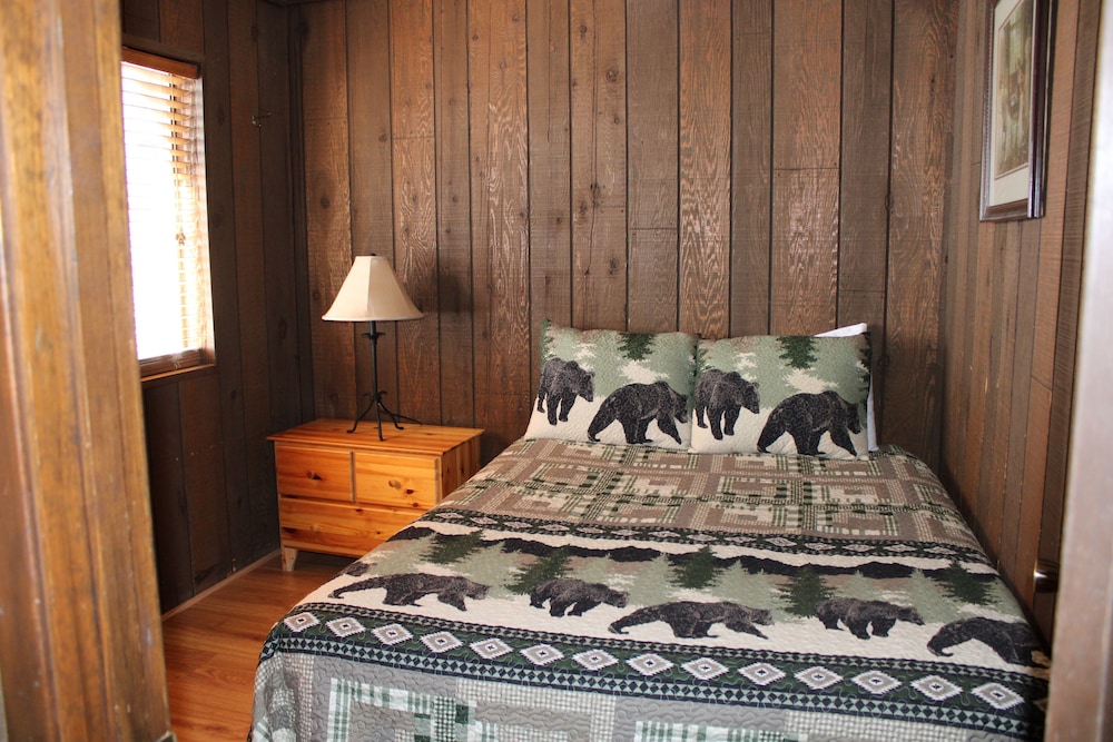 Family Cabin #1, 2 Bedrooms, 2 Queen Beds
