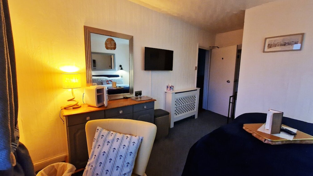 Double Room, Ensuite, Harbor View (Room 6,  2nd Floor) photo 2