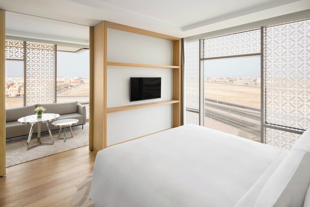 Club Suite, 1 King Bed (Club Floor) - Photo 4
