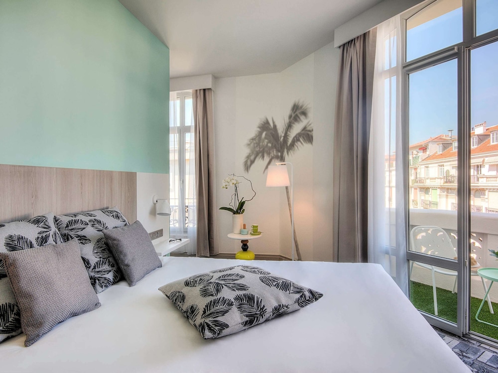 Standard Room, Multiple Beds thumbnail 5