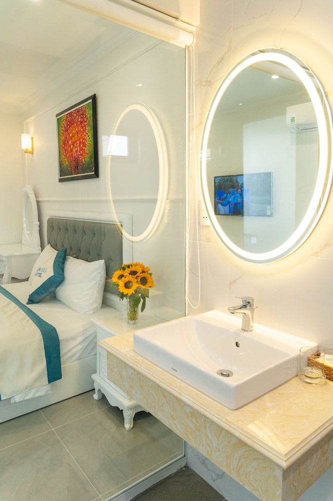Suite with Bathtub - Photo 7