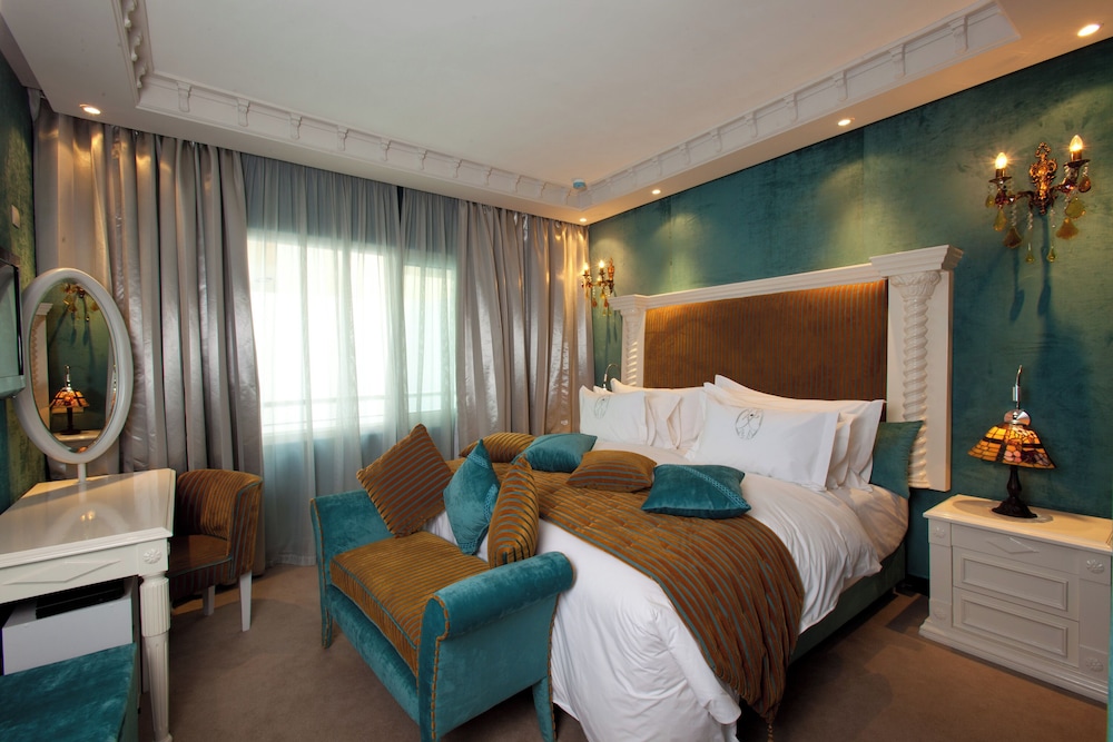 Prestige Suite with Balcony - Photo 4