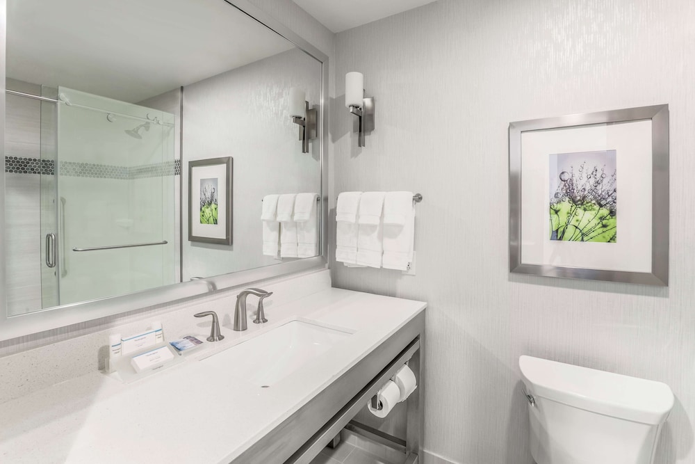 Room, 2 Queen Beds, Accessible, Bathtub photo 3