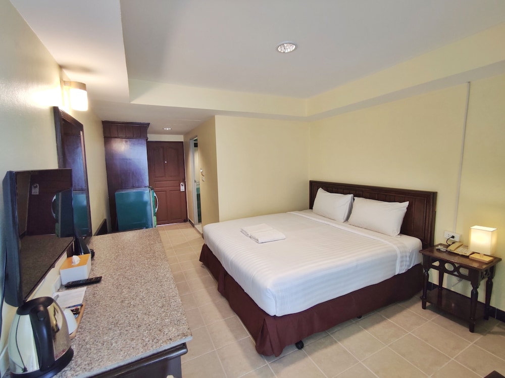 Superior Room, 1 King Bed, Balcony, Pool View - Photo 6