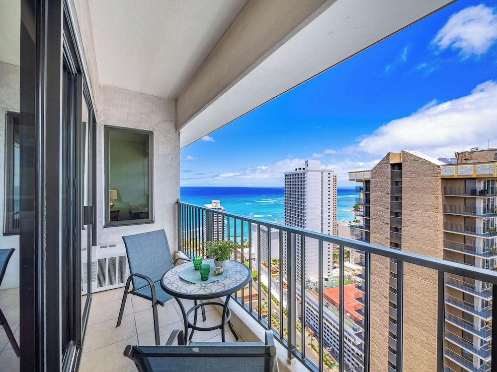 Premium Remodeled Condo with Ocean View and Parking: balcony & terrace photo