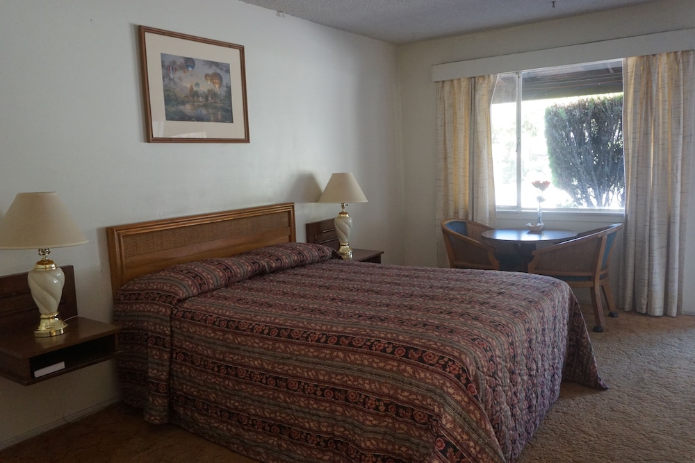 Standard Room, 1 Queen Bed photo 2