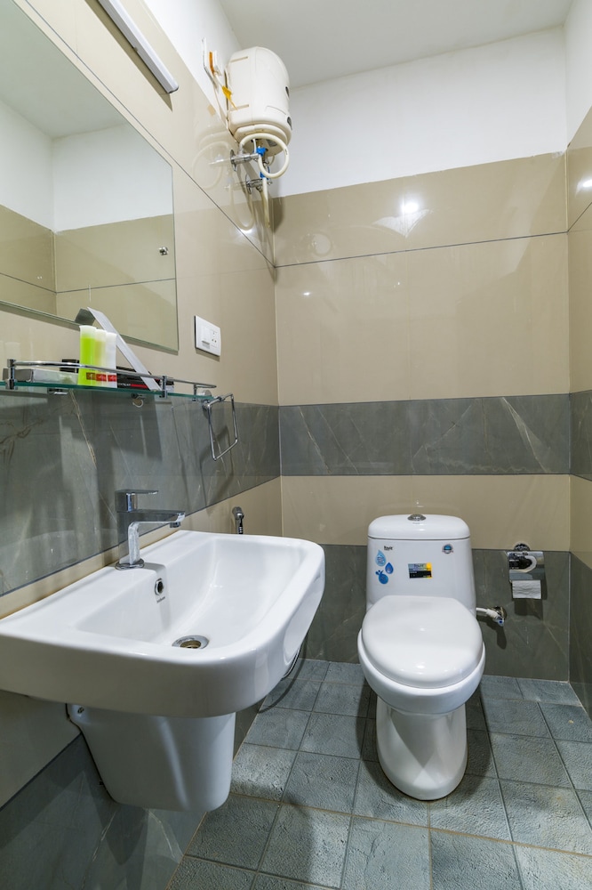 Traditional Double Room, 1 King Bed, Accessible, Smoking photo 3