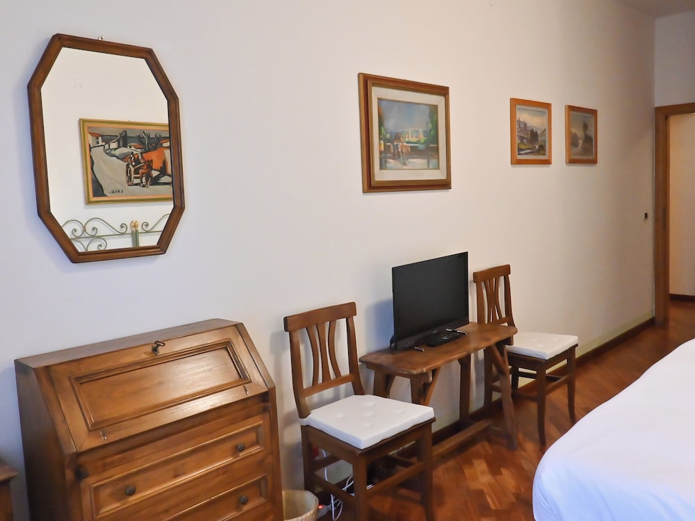 Standard Double Room, 1 King Bed, Non Smoking, Private Bathroom photo 2