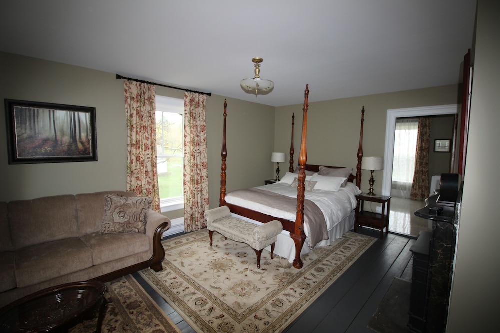 Keillor-Suite-Superior-Ensuite with Bath-Countryside view photo 1