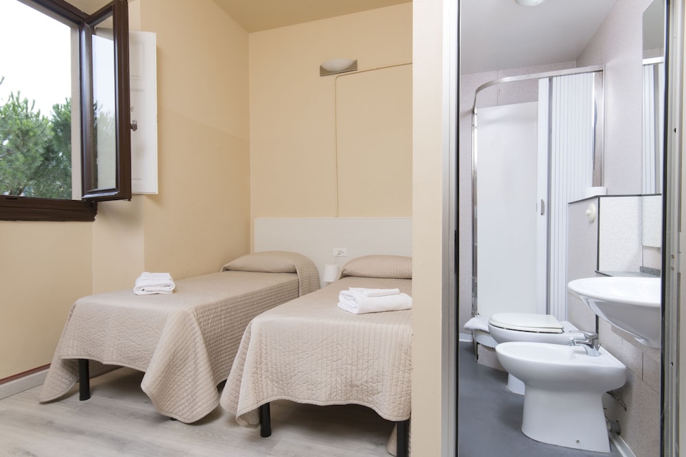 Basic Double Room, 1 Double or 2 Twin Beds, Private Bathroom - Photo 2