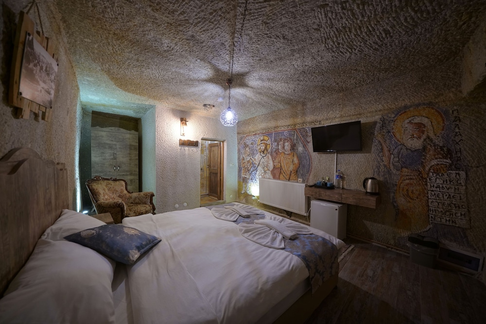 Deluxe Cave Room - Photo 6