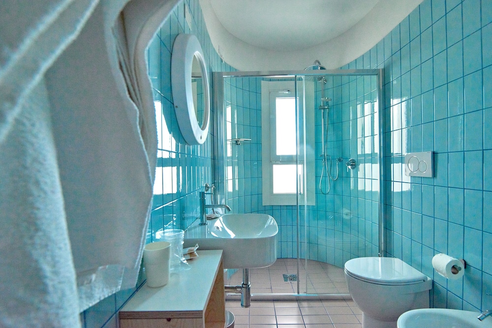 Deluxe Double Room with sea front view - Photo 4