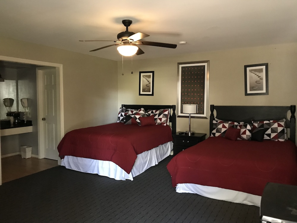 1 Bedroom / 1 Bathroom with 2 Queen Beds photo 2