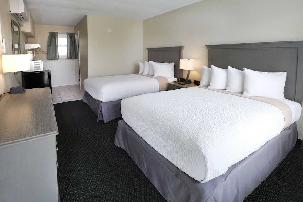 Standard Room, 2 Double Beds, Pool View
