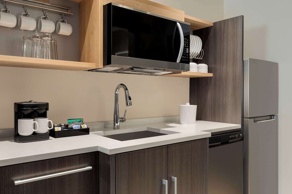 Suite, 1 King Bed, Accessible, Bathtub - Photo 3