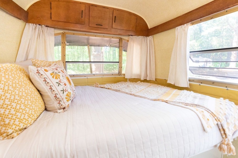 Vintage Camper,1 Queen - Flora - Pets Allowed