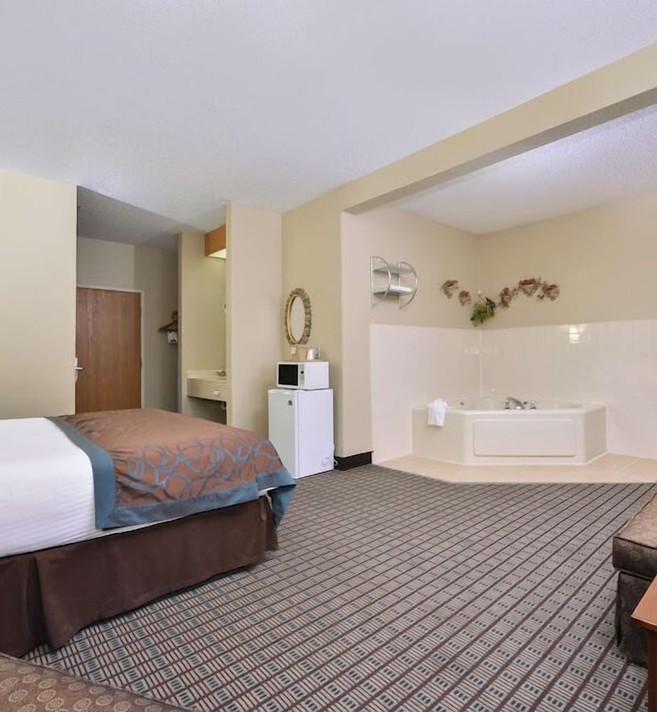 Standard Room, 1 King Bed, Non Smoking, Jetted Tub photo 1