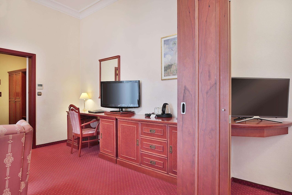 Suite, 1 Queen Bed with Sofa bed