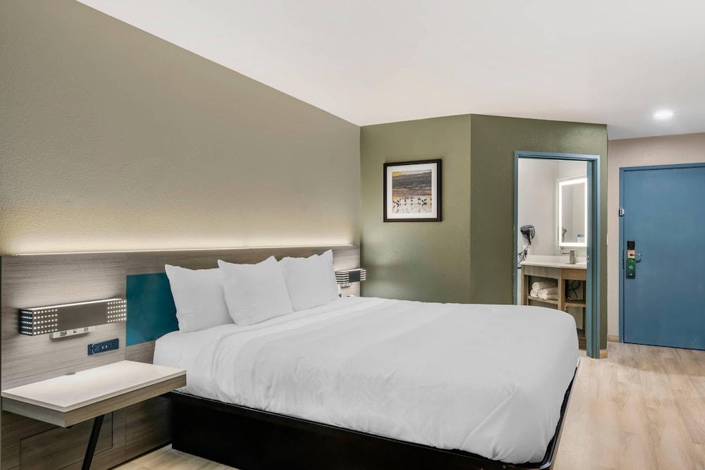 Suite, 1 King Bed with Sofa bed, Non Smoking (Upgrade) - Photo 2