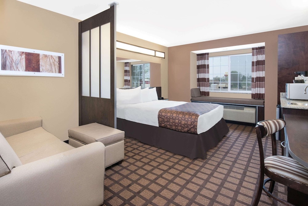 Suite, 1 Queen Bed, Accessible, Non Smoking - Photo 4