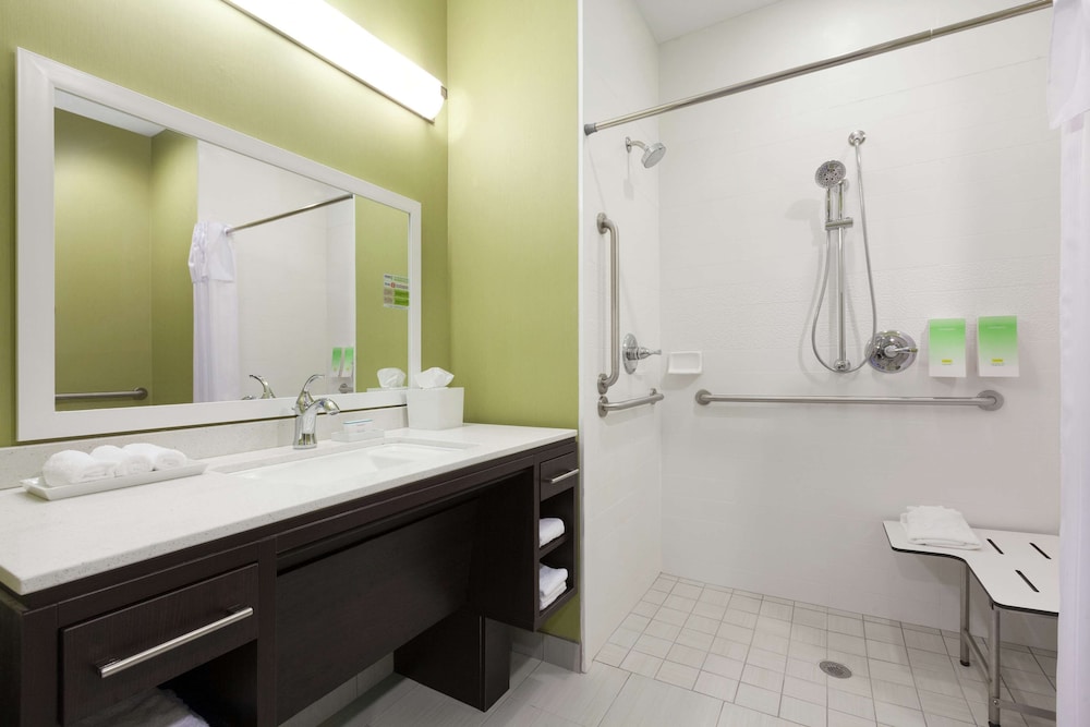 Studio, Accessible (Roll-in Shower) photo 3