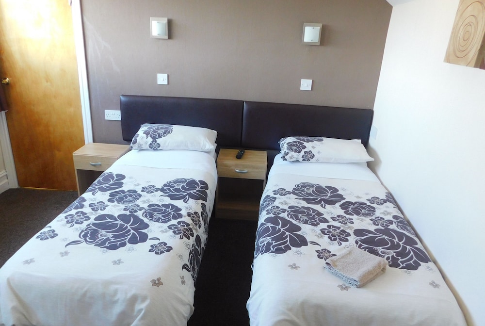 Twin Room, Ensuite (En suite Shower/Shared WC)
