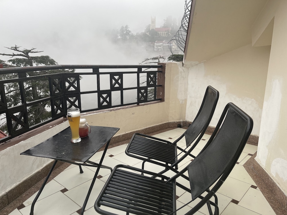 Club Room with Balcony and Bathtub - Photo 9