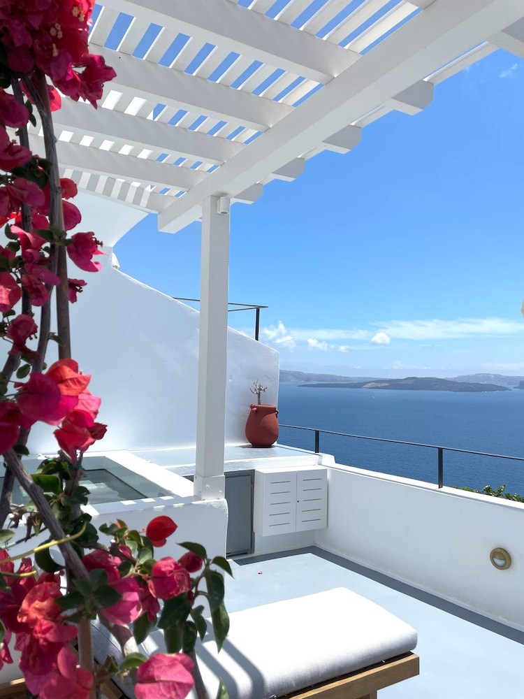 The Shipbuilder's Suite with Hot Tub & Caldera View - Photo 1
