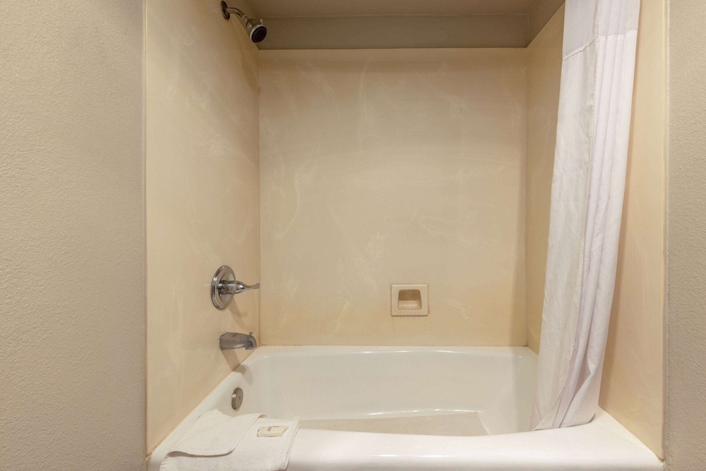 Room, 2 Queen Beds, Non Smoking, Microwave photo 3