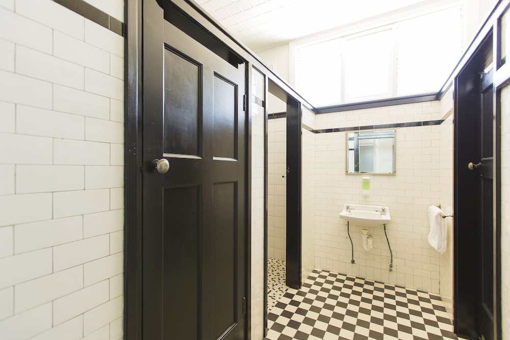 Queen Room, Shared Bathroom photo 3