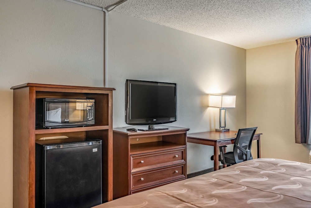 Standard Room, 1 King Bed, Non Smoking - Photo 2