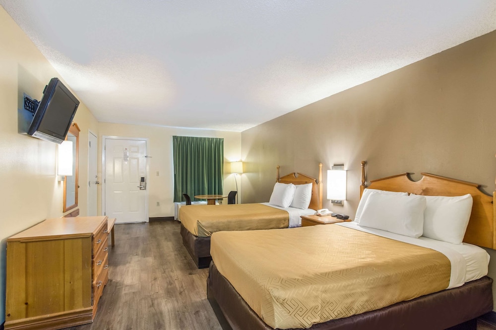Standard Room, 1 King Bed with Sofa bed, Smoking - Photo 2