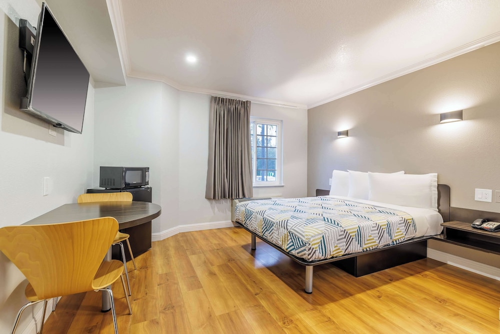 Standard Room, 1 Queen Bed, Non Smoking, Refrigerator & Microwave photo 3