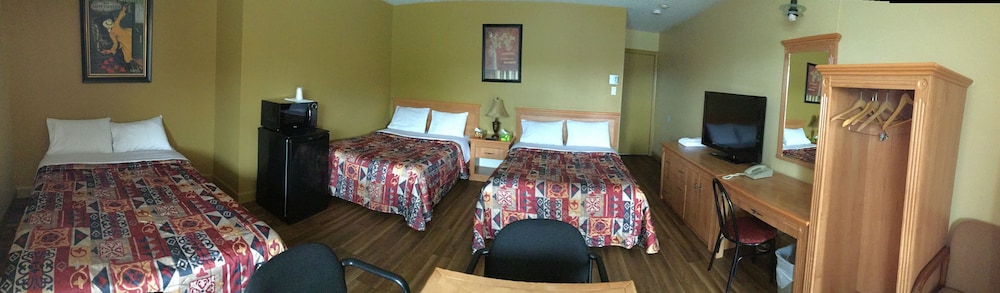 Family Room, 3 Double Beds photo 3