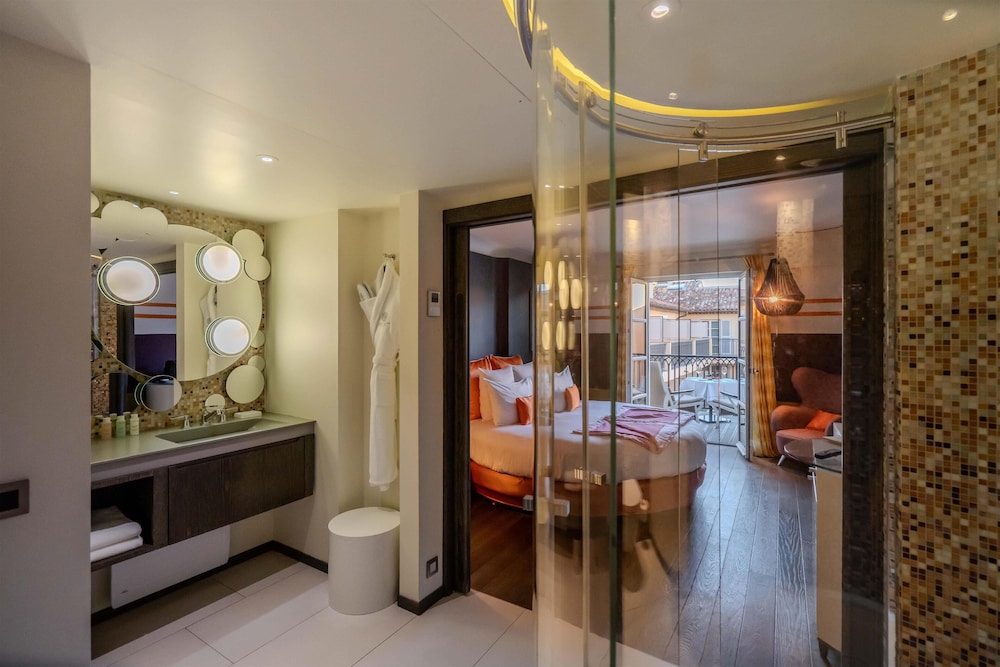 Room (Round Patio Terrace)