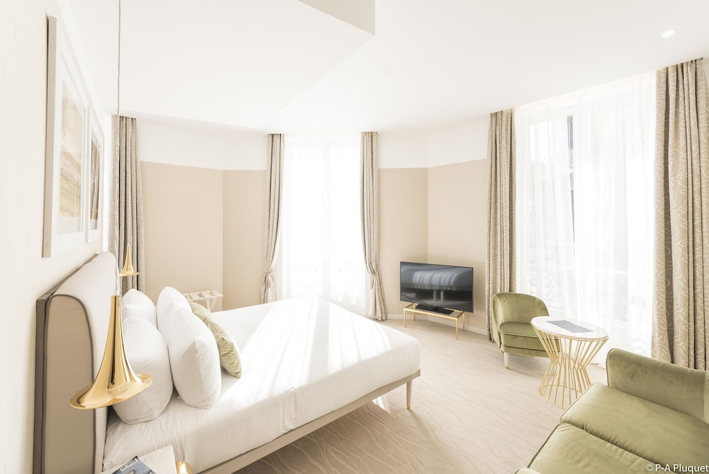 Executive Room - River thumbnail 6