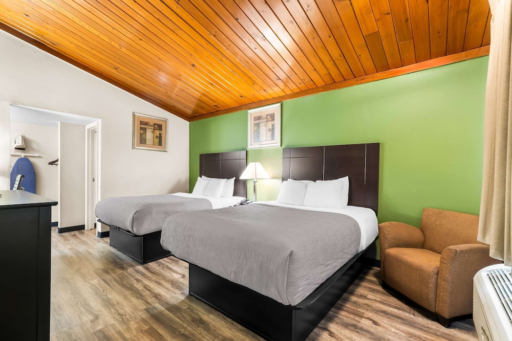 Standard Room, 2 Queen Beds, Non Smoking photo 3