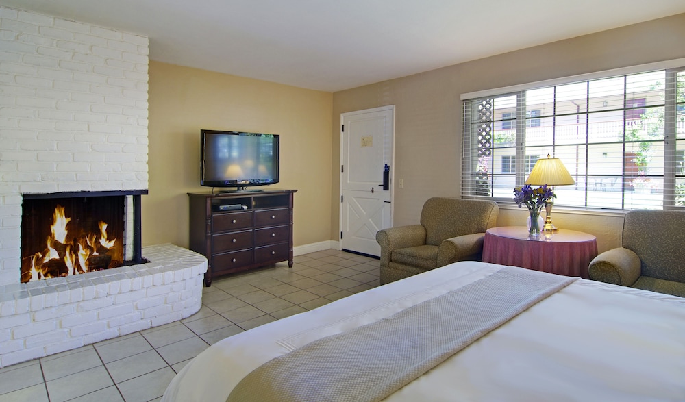 Deluxe Suite, 1 King Bed, Kitchen (Pet Friendly) photo 3