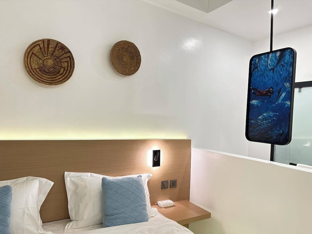 Deluxe Room, 1 King Bed, Pool Access, Pool View photo 3