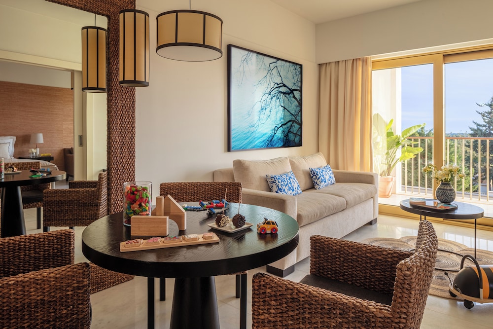 Family Suite, 2 Bedrooms, Balcony (1 King Bed and 2 Twin Beds) - Photo 2