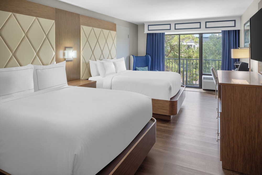 Room, 2 Queen Beds, Accessible, Bathtub (Mobility & Hearing) thumbnail 5