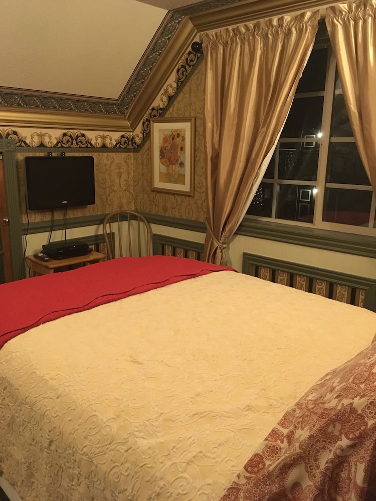 Basic Double Room Single Use, 1 Double Bed, Private Bathroom, Mountain View
