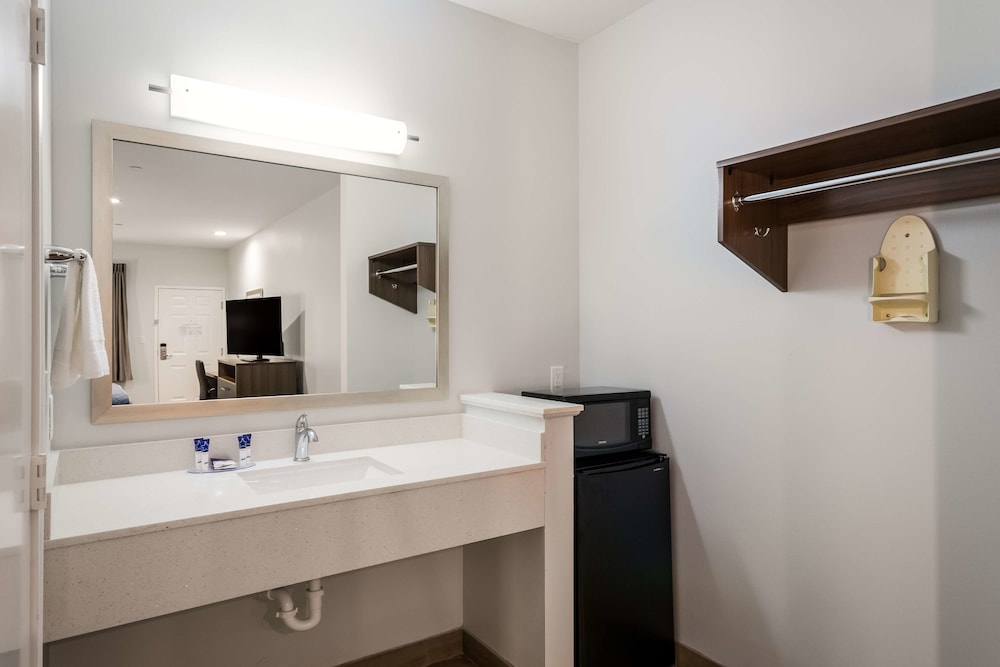 Suite, 1 King Bed, Accessible, Non Smoking (Kitchenette) photo 2