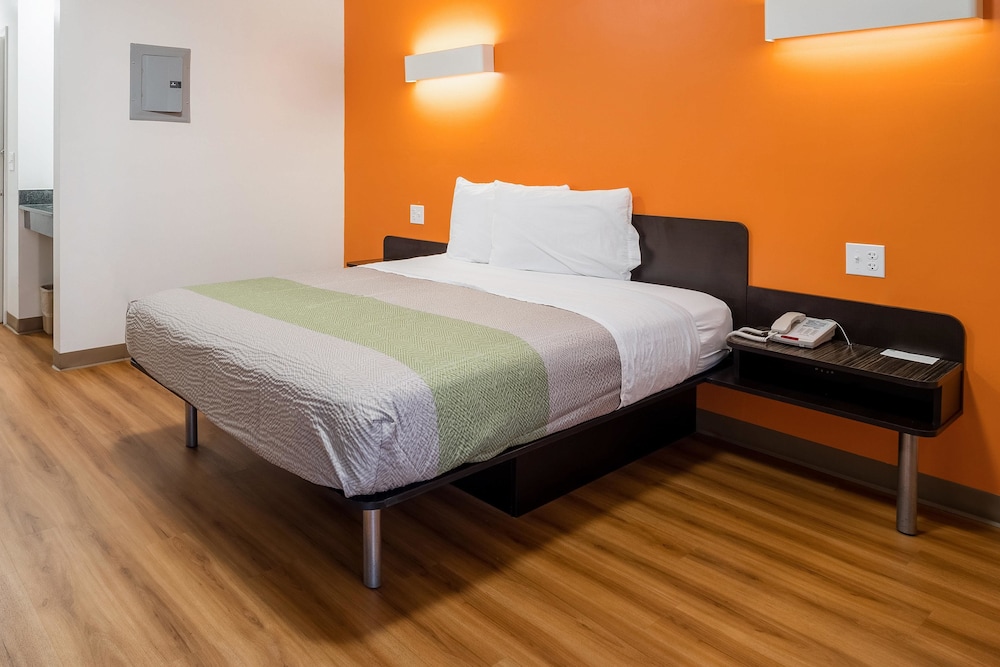 Standard Room, 1 King Bed, Non Smoking, Refrigerator & Microwave photo 3