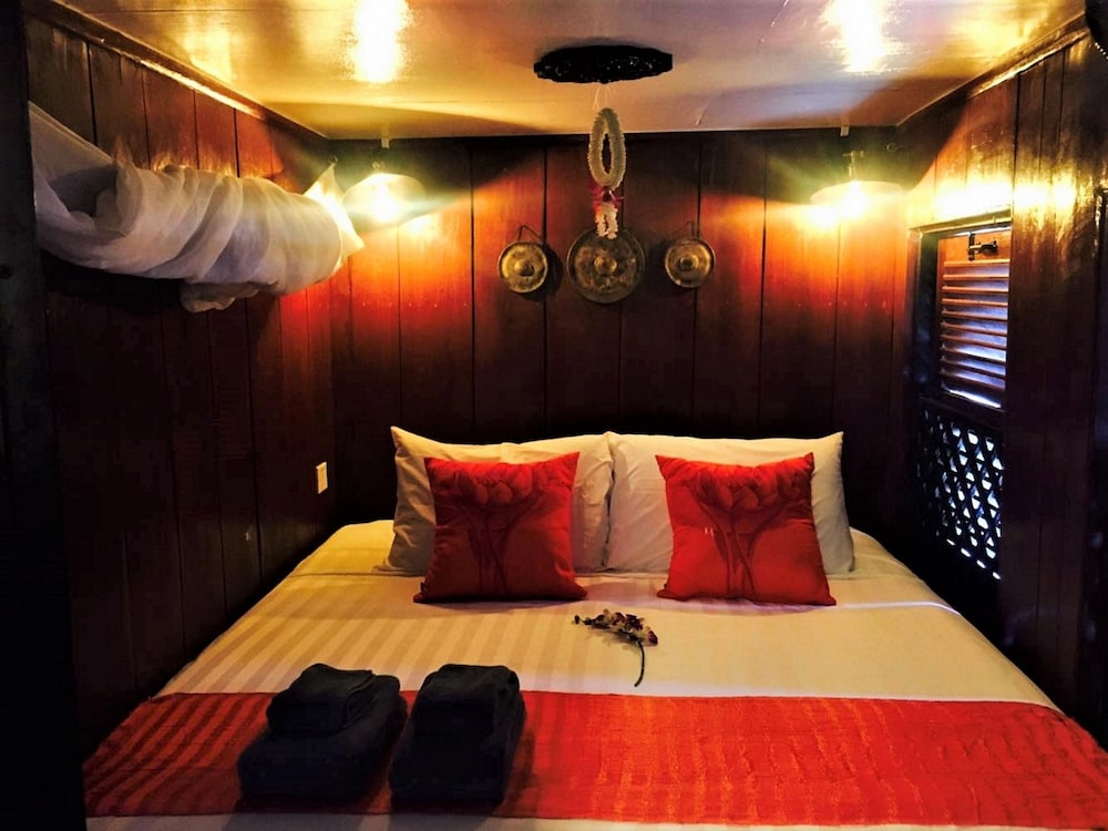 Traditional Room, 1 King Bed, Private Bathroom, River View photo 2
