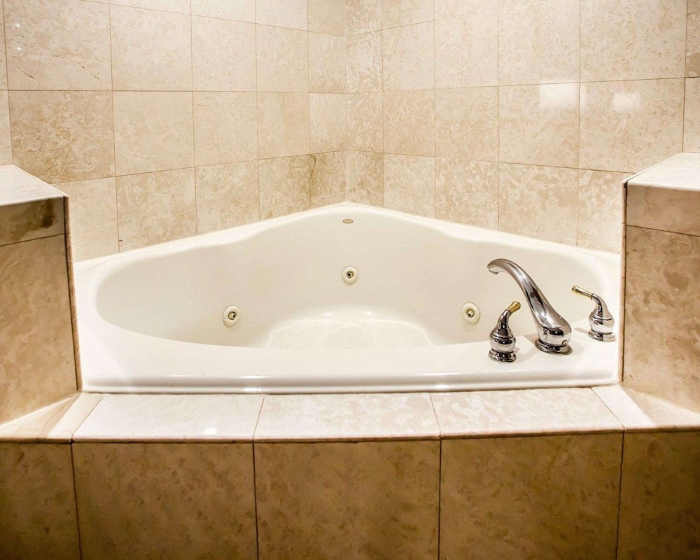 Suite, 1 King Bed, Non Smoking, Hot Tub - Photo 3